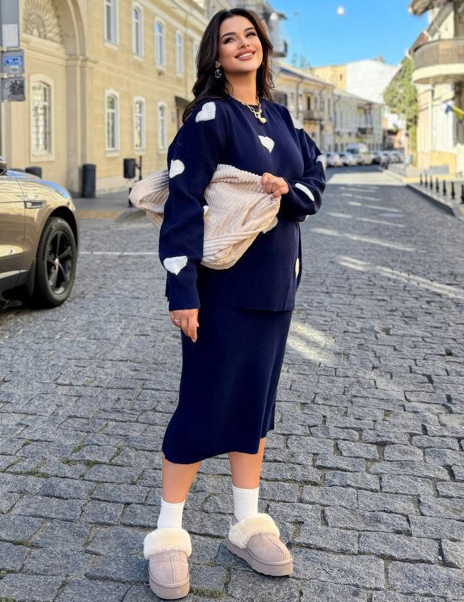 Красивый вязаный костюм с юбкой AMU-A010T1050 Красивый вязаный костюм с юбкой AMU-A010T1050