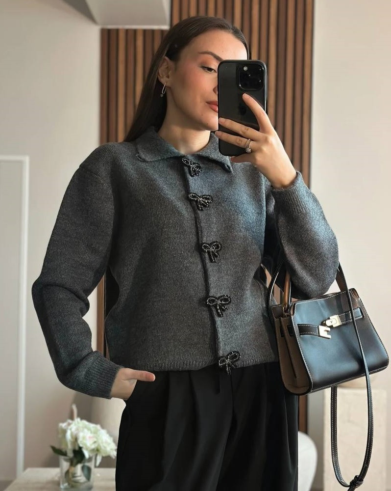 Кардиган із декоративними застібками AMU-A4575T670 Кардиган із декоративними застібками AMU-A4575T670