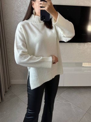 Вязаный женский свитер AMU-A2474T630